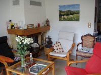 ... et, à droite, un fauteuil qu'elle a retapissé.