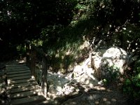 Une première passerelle au-dessus d'un torrent ... à sec, par ce temps caniculaire.
