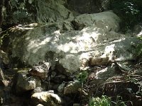 ... en d'autres, disparaissant sous les éboulis de rochers.