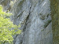 ... mais l'est vite à nouveau par cette belle falaise d'escalade.