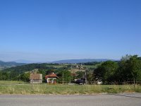 En face, le Crêt Verny et, au-delà, la vallée de la Fillière.