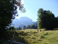 Le chemin monte vers le Parmelan.