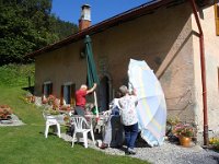 Le soleil tape, il faut installer les parasols ...