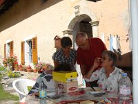 Pendant que Martine ne laisse pas gâcher son vin, ..