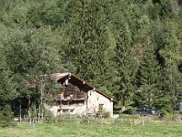 Des ruches à l'abri de l'avant-toit, disposition classique dans la région.
