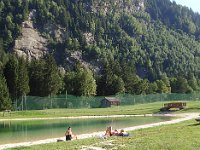 ... et un couple se dorant au soleil face à l'école d'escalade.