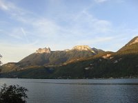 Au retour vers Doussard : le lac d'Annecy, les Dents de Lanfon et la Tournette  dans le soleil couchant.