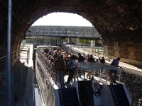 Coup de chance, il y a justement un bateau-mouche passant l'écluse.