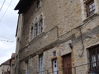 Au premier étage, fenêtres à archivoltes et colonnettes à gauche et une à meneau à droite.