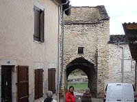 Sortie du centre médiéval par la porte de Quirieu.