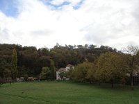 Vers les fortifications.