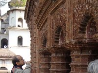 34 ... presque entièrement en terre cuite ...