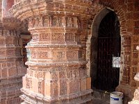 36 Sur les piliers sont présentés des extraits ...