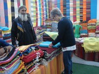 152 ... et un grand coupon de tissu.