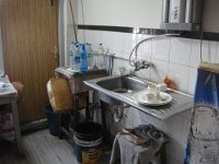 24 ... le gérant fait de son mieux avec les moyens du bord : œuf dur, toasts et sucre en poudre.