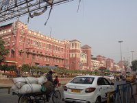 08 De l'extérieur la gare de Howrah (la plus grande des cinq desservant la ville) est impressionnante. Conçue par l’architecte Halsey Ricardo, vers 1905. 23 quais,...