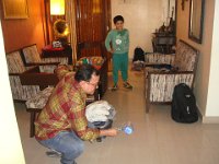 07 Sunny rigole de voir son père jouer avec la toupie magnétique que nous lui avions offerte. Avec dextérité, d'ailleurs.