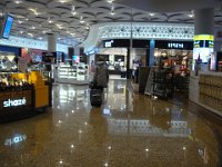 08 Mais l'heure du grand départ est venue. Après un trajet en voiture un peu angoissant, car très ralenti par les bouchons, nous retrouvons l'aéroport de Calcutta.