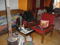 59 En fait les clients se réfugient près du petit poêle ...