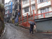 63 Balade le lendemain. Ici, la rue qui monte à l'hôtel. Et il pleut.