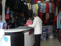 65 ... et Martine craque pour quelques habits. Elle prendra entre autres un manteau bien moletonné !