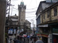 66 Dans la rue commerçante nous changeons facilement nos euros en roupies ...