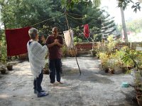 02 Discussion animée et gestuelle sur la terrasse ...