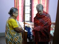 43 Martine se voit offrir un beau châle ...