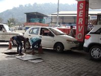 176 ... le travail de ces ouvriers, qui nettoient à mains nues. Ensuite nous rejoindrons l'aéroport de Guwahati, pour aller à Darjeeling.