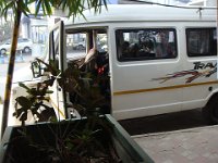 06 En fait il y a deux mini-bus, l'un plus confortable suggéré pour les « étrangers ». Mais nous prendrons l'autre.