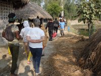 39 ... et entrée dans le village.