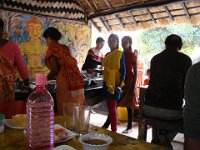 46 Les serveuses sont aux petits soins.