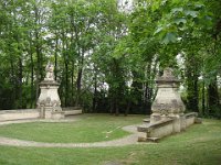 Les statues du pont des Belles Fontaines enjambant l'Orge, ont été installées dans le parc Ducastel à la suite de l'élargissement de la RN7 en 1970.