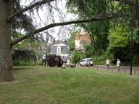 ... à pied. Il y a un projet de tramway, mais fort discuté (tunnel ou correspondance avec bus électrique ?)