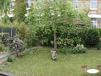 Le petit jardin est toujours aussi bien entretenu.