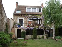 De ce côté-ci, également une belle glycine. À l'étage, des travaux sont en cours (réfection de salle de bain et ouverture d'un vélux).