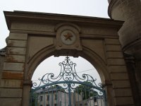 À l'entrée du parc de l'observatoire. Ad veritas per scientia : Vers la vérité, par la science.