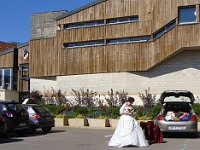 Ultimes retouches sur la robe de la mariée.