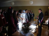 Il accueille les futurs époux. Doriane est avec son petit Adam.