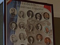 Au mur, les présidents de la République, depuis 1848 (Louis-Napoléon Bonaparte). Le tableau est rempli, il va falloir en mettre bientôt un autre !