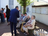 C'est un peu long, alors les vieux se sont assis.