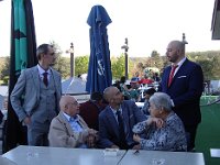 Rémy, Pierre, Thomas, Jacqueline et Sébastien, très chic, en grande discussion ...