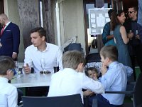 Un bébé qui charme deux « grands » ...