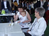 ... avant de se faire cocoler par sa mère.