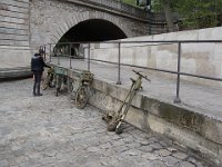 Épaves récupérées dans la Seine. Ce jeune homme choisit celle qu'il va voler. Ce sera un Vélib, apparement encore en état de rouler.
