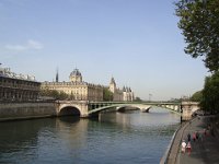 Et, ainsi, nous retrouvons Paris, la Seine et ses ponts (pont de Sully et, après le palais de justice, celui de la Tournelle). Au loin, la préfecture et la Conciergerie.