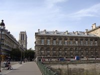 Un petit tour vers Notre-Dame, dont le toit a récemment brûlé.