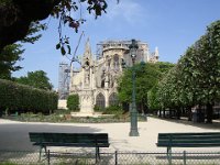 Sous cet angle on voit mieux que la flèche de Viollet-le-Duc s'est effondrée et que le toit a disparu ...