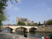 C'est finalement depuis le quai de l'Archevêché, à côté du pont de même nom, ...