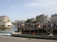 D'ailleurs les touristes en bateau-mouche en profitent.